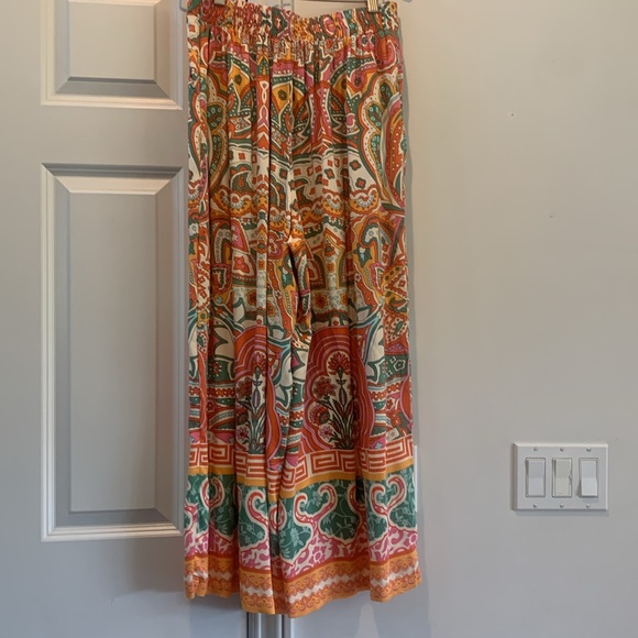 Ladies medium light weight 2 piece set. Bright multicolored Miami style outfit - Picture 7 of 7